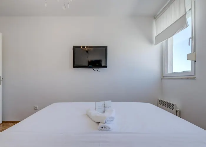 Lori Apartment Split